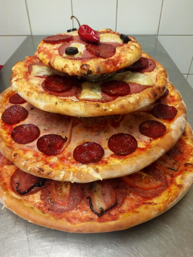 PIZZADORT CON SALAMI.jpg